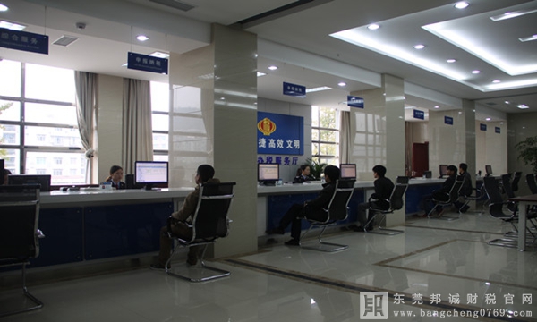 公司請(qǐng)專家為車間人員進(jìn)行技術(shù)培訓(xùn)，她能否申請(qǐng)代開(kāi)增值稅專用發(fā)票呢？