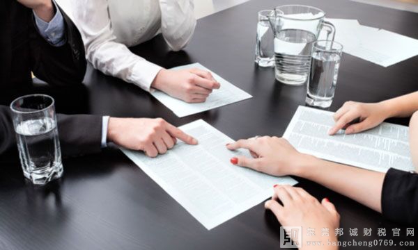 租賃合同出租第一年免租期，第二年租金一次性收取，收入應(yīng)該如何確認(rèn)？